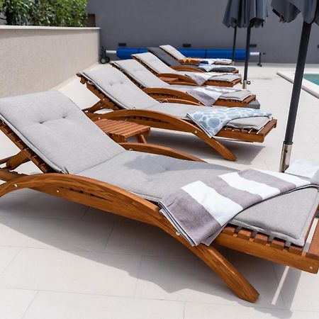 Luxury Apartment Lorena - Private Heated Pool - เยเซนิเซ ภายนอก รูปภาพ