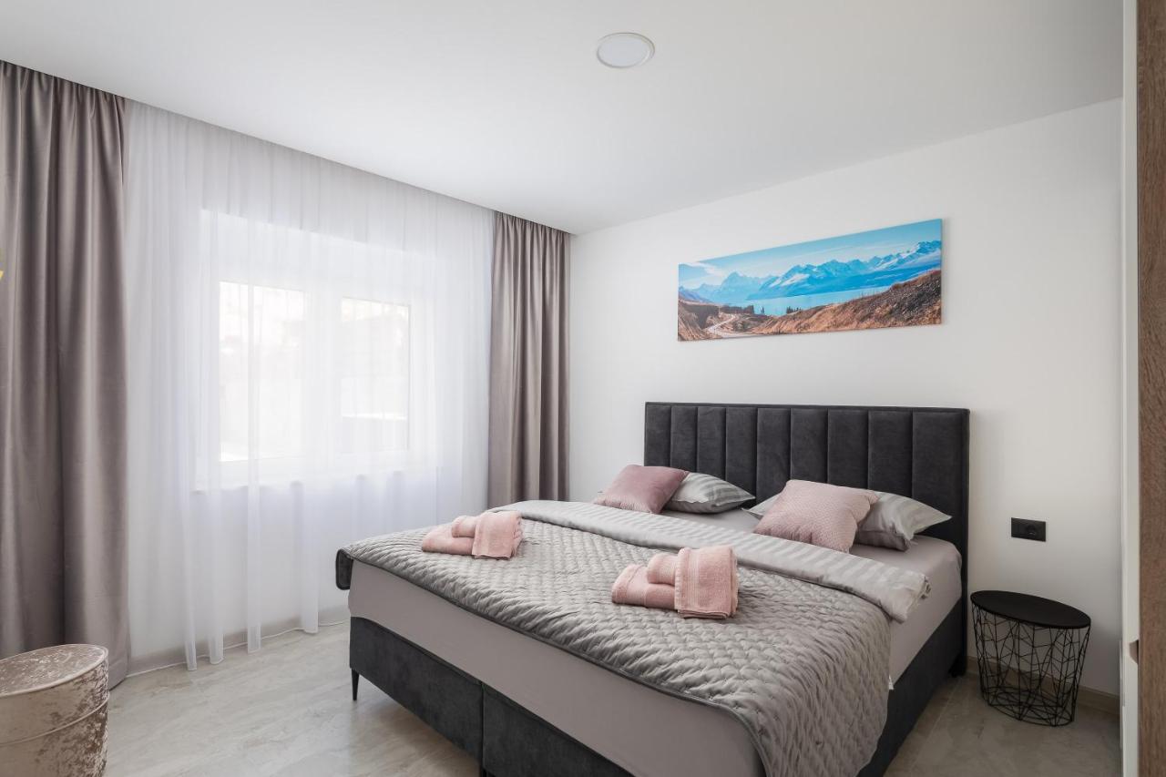 Luxury Apartment Lorena - Private Heated Pool - เยเซนิเซ ภายนอก รูปภาพ