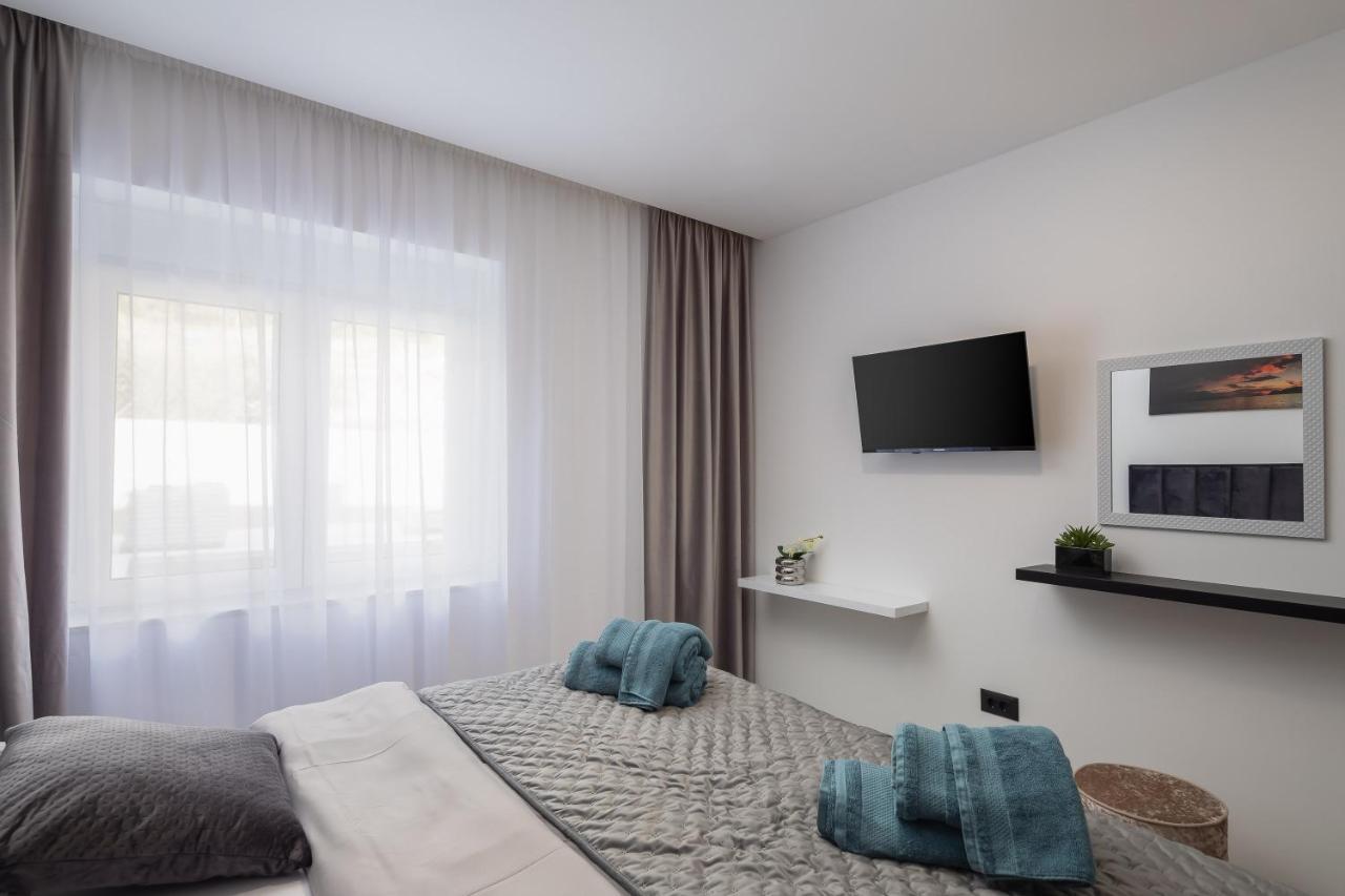 Luxury Apartment Lorena - Private Heated Pool - เยเซนิเซ ภายนอก รูปภาพ