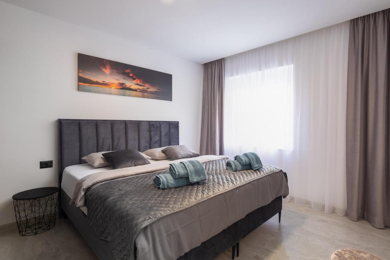 Luxury Apartment Lorena - Private Heated Pool - เยเซนิเซ ภายนอก รูปภาพ