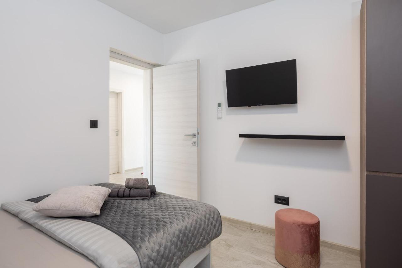 Luxury Apartment Lorena - Private Heated Pool - เยเซนิเซ ภายนอก รูปภาพ