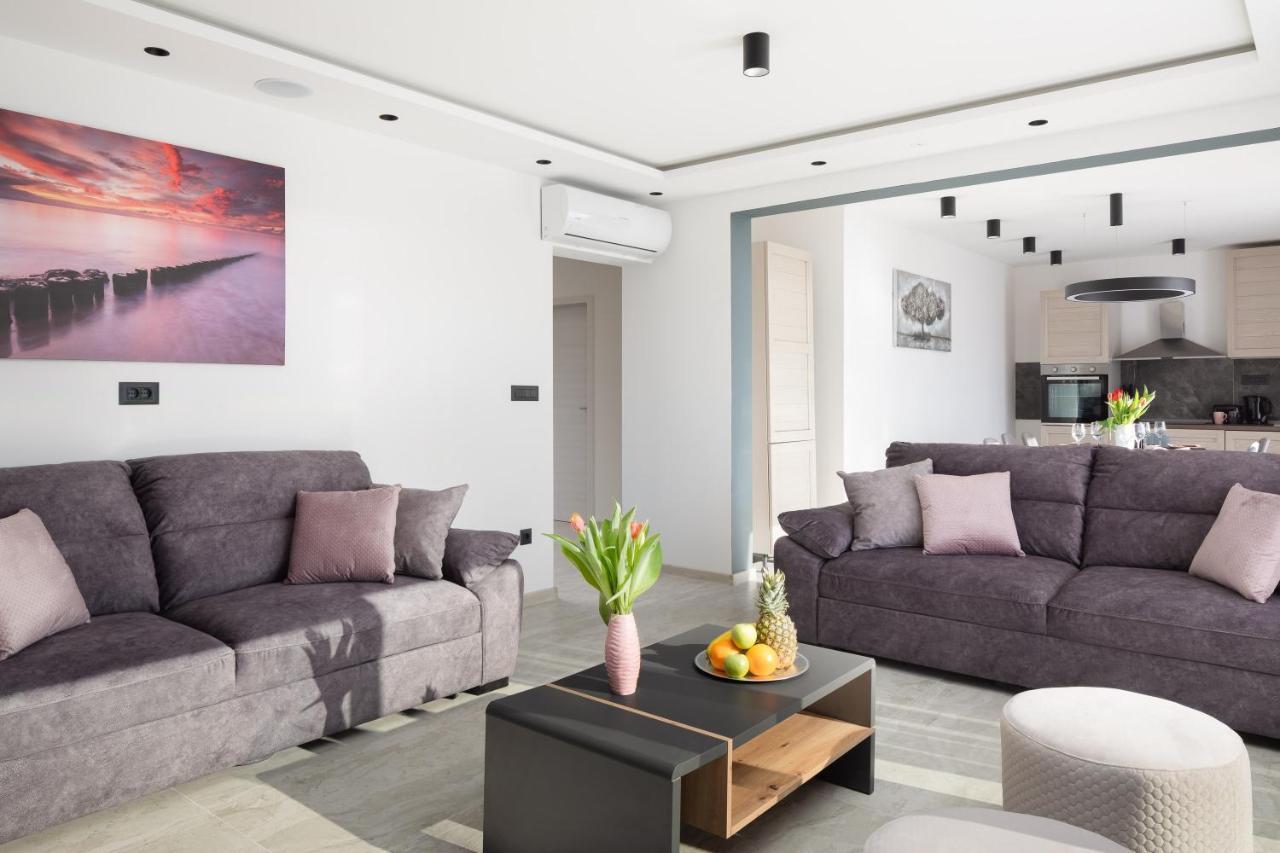 Luxury Apartment Lorena - Private Heated Pool - เยเซนิเซ ภายนอก รูปภาพ