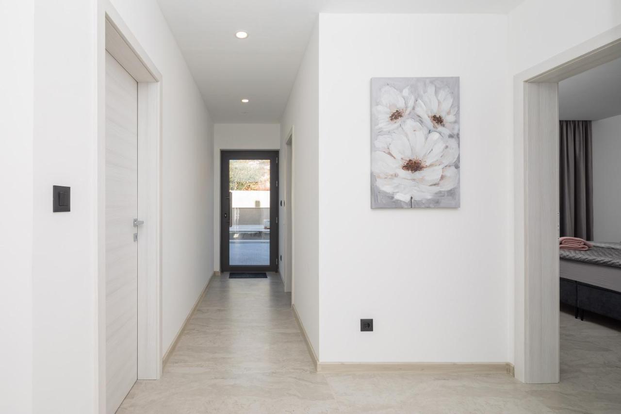 Luxury Apartment Lorena - Private Heated Pool - เยเซนิเซ ภายนอก รูปภาพ