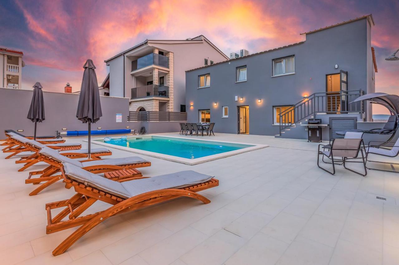 Luxury Apartment Lorena - Private Heated Pool - เยเซนิเซ ภายนอก รูปภาพ
