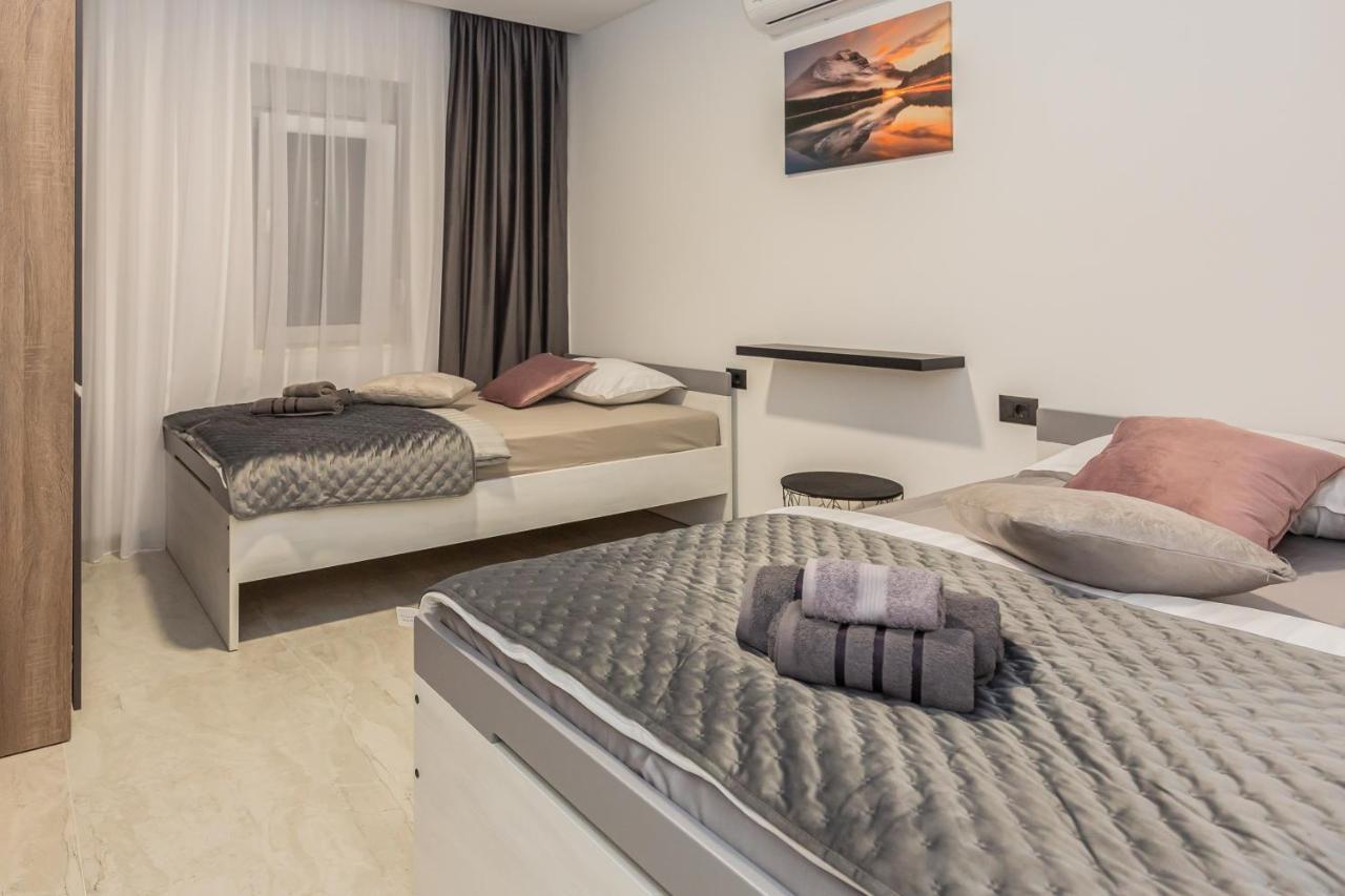 Luxury Apartment Lorena - Private Heated Pool - เยเซนิเซ ภายนอก รูปภาพ