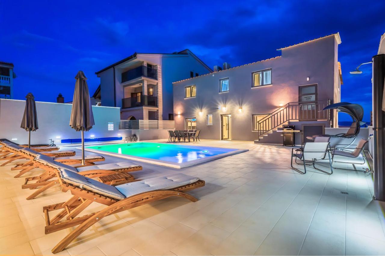 Luxury Apartment Lorena - Private Heated Pool - เยเซนิเซ ภายนอก รูปภาพ