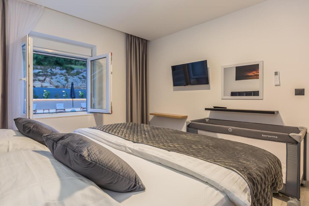 Luxury Apartment Lorena - Private Heated Pool - เยเซนิเซ ภายนอก รูปภาพ