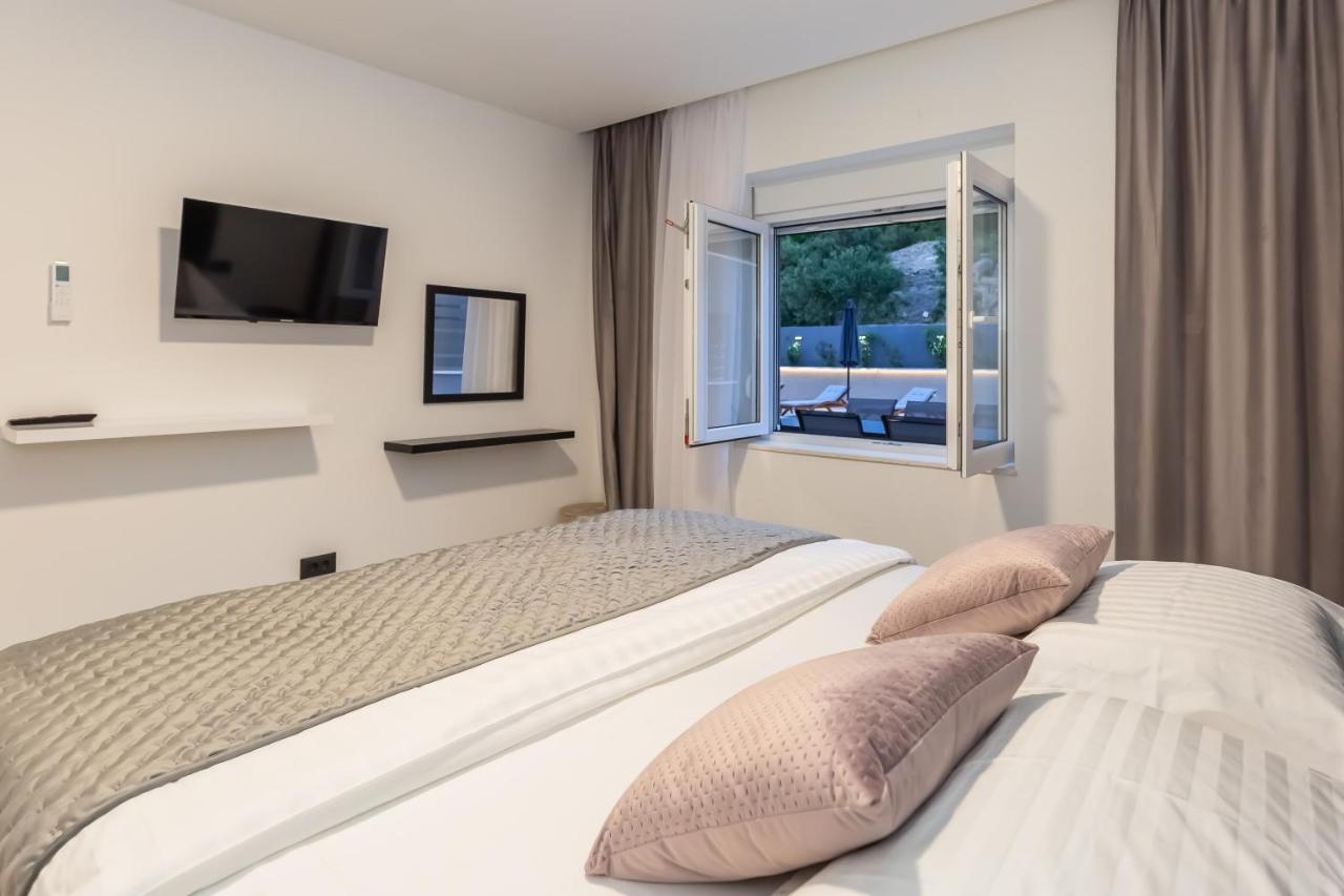 Luxury Apartment Lorena - Private Heated Pool - เยเซนิเซ ภายนอก รูปภาพ
