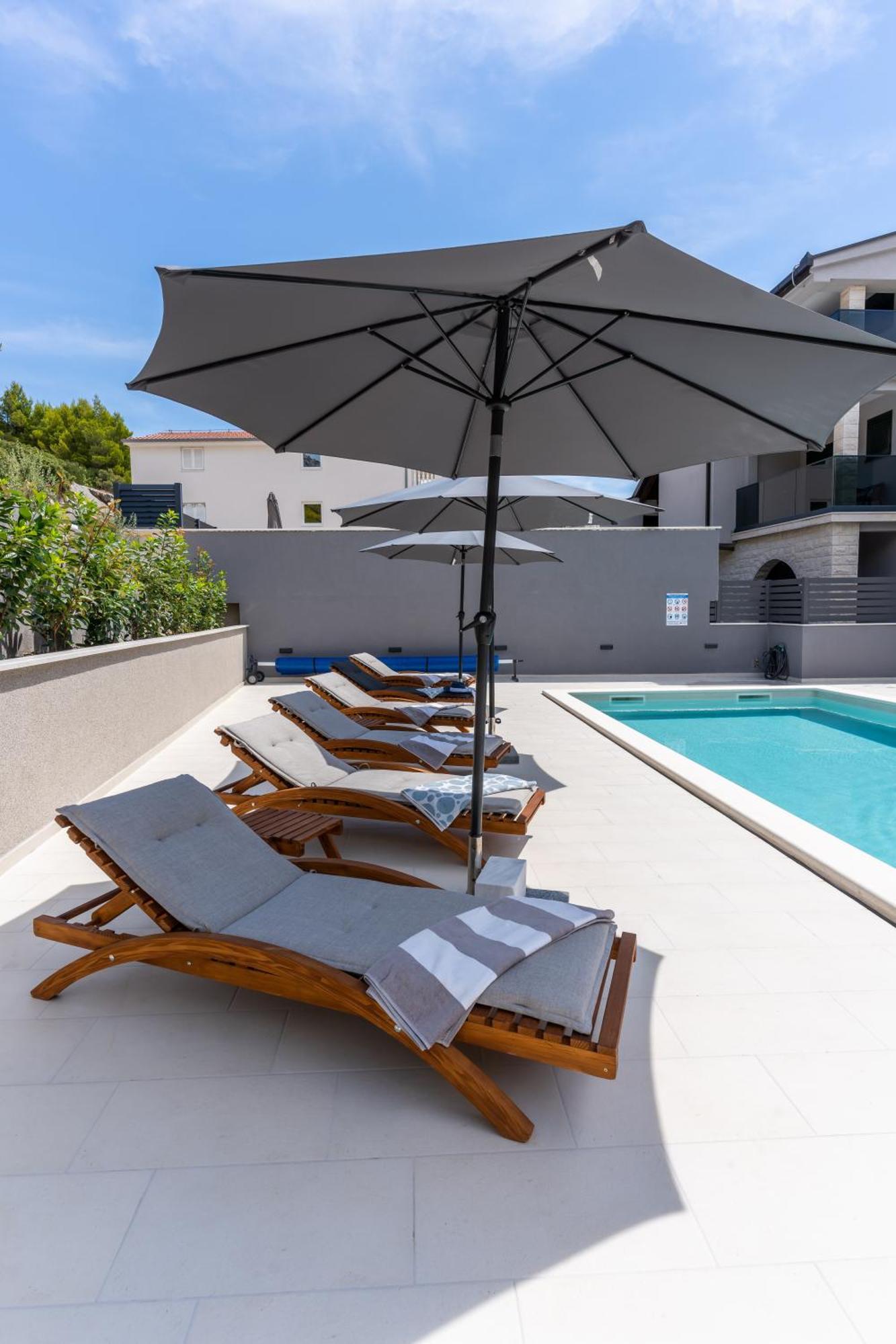 Luxury Apartment Lorena - Private Heated Pool - เยเซนิเซ ภายนอก รูปภาพ