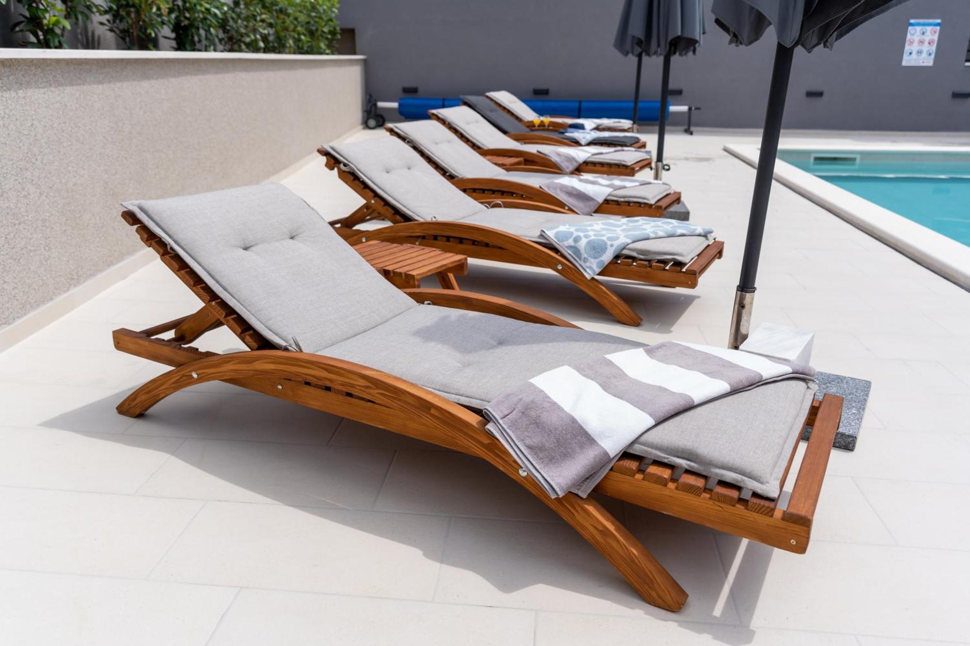 Luxury Apartment Lorena - Private Heated Pool - เยเซนิเซ ภายนอก รูปภาพ